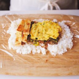 卵を焼いたものをのせる