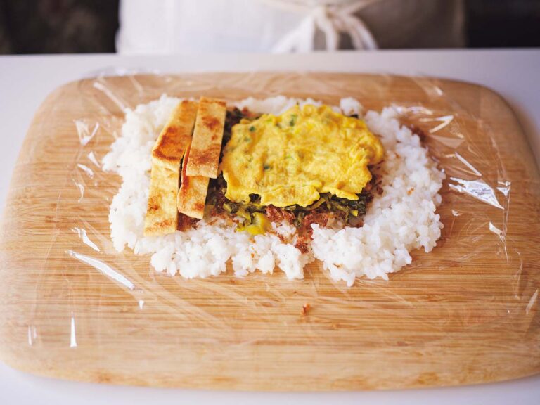 卵を焼いたものをのせる