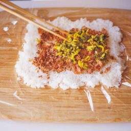 ラップを大きめに広げて敷く