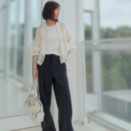 シアーブルゾン／GU、アメスリリブブラトップ／UNIQLO、ピンストライプパンツ／ZARA、レザーバッグ／Prada、スニーカー／COMME des GARCONS