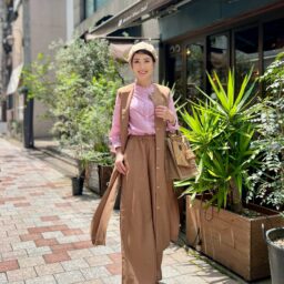 ベレー帽：CA4LA ロングジレ・パンツ：SHIPS ブラウス：IENA バッグ・チャーム：eb.a.gos パンプス：GALLARDAGALANTE