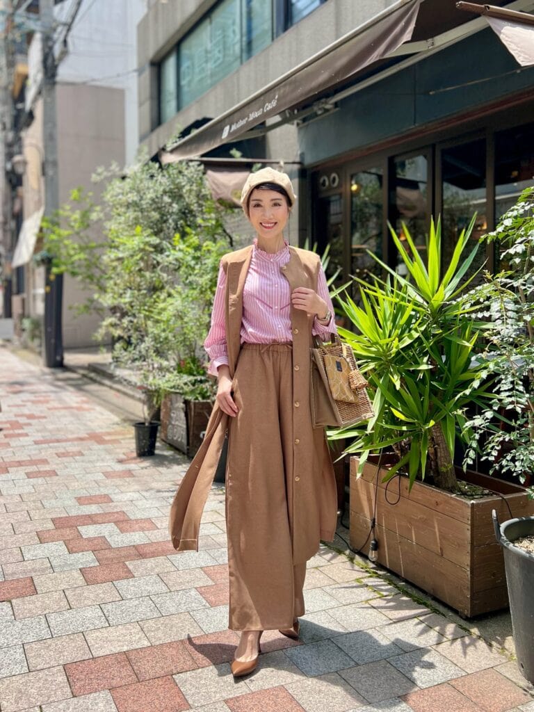 ベレー帽：CA4LA ロングジレ・パンツ：SHIPS ブラウス：IENA バッグ・チャーム：eb.a.gos パンプス：GALLARDAGALANTE