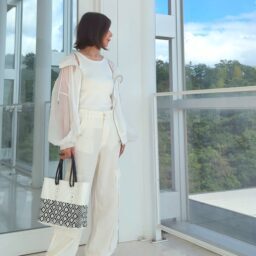 シアーパーカー／COLONY2139、アメスリリブブラトップ／UNIQLO、リネンパンツ／ZARA、メルカドバッグ／セレクトショップ、スニーカー／COMME des GARCONS