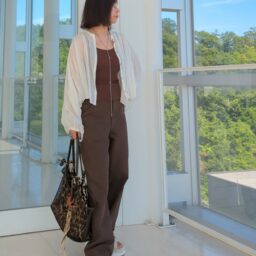 リネンシアーブラウス／H＆M、リブブラトップ／UNIQLO、カラージーンズ／UNIQLOC（メンズ）、メッシュバッグ／ZARA、スポーツサンダル／セレクトショップ、ロングネックレス／私のブランド