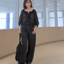 カット刺繍ブルゾン／私のブランド、キャミソールブラトップ／UNIQLO、バギーカーブジーンズ／UNIQLO、ナイロンバッグ／Prada、スポーツサンダル／セレクトショップ