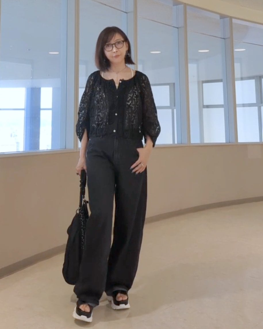 カット刺繍ブルゾン/私のブランド、キャミソールブラトップ/UNIQLO、バギーカーブジーンズ/UNIQLO、ナイロンバッグ/Prada、スポーツサンダル/セレクトショップ