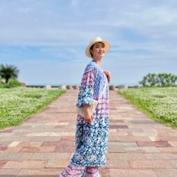 ハット：MAZZANTI ワンピース・パンツ：VIOLETTE ROOM マクラメバッグ：BEAMS グルカサンダル：FAEDA
