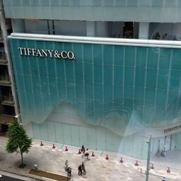 お蕎麦やさんの「真田」からはティファニーの店舗が見えます