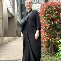 【第4位】【60代お手本コーデ】「ワイズ」のシンプル黒ワンピースにメリハリをつけるには？ゴールド×シルバーミックスの大ぶりアクセサリーを着こなしのアクセントに！