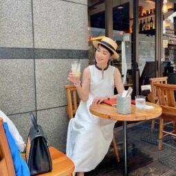 ハット：田中帽子店 ワンピース：SHIPS バッグ：eb.a.gos パンプス：GALLARDAGALANTE