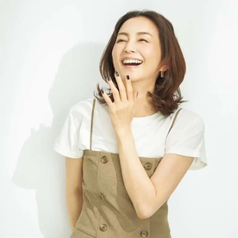 【第1位】【60代夏ネイル】黒いネイルで爪に1本ラインを入れる「だけ」でおしゃれな人になる！大人だからこそ似合うネイルを山本浩未さんがレクチャー！