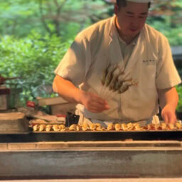 お庭で鮎を焼いているところ
