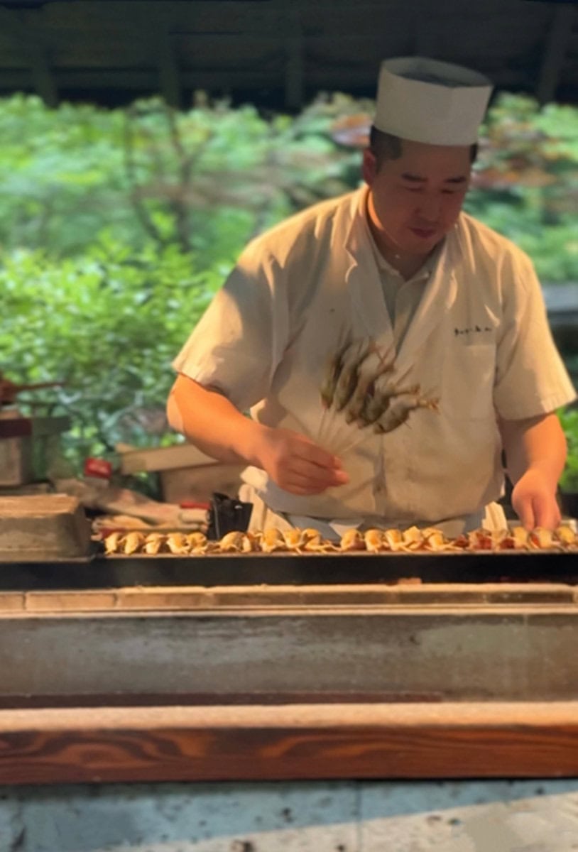 お庭で鮎を焼いているところ