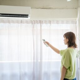 議論が終わらない「エアコンつけっぱなしorこまめに消す」論争の答えは？