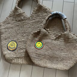カゴバッグに市販のワッペンを縫い付けてワンポイントに