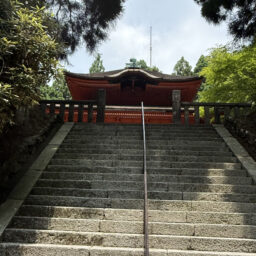 大講堂から階段を下り、メインの総本道をめざします