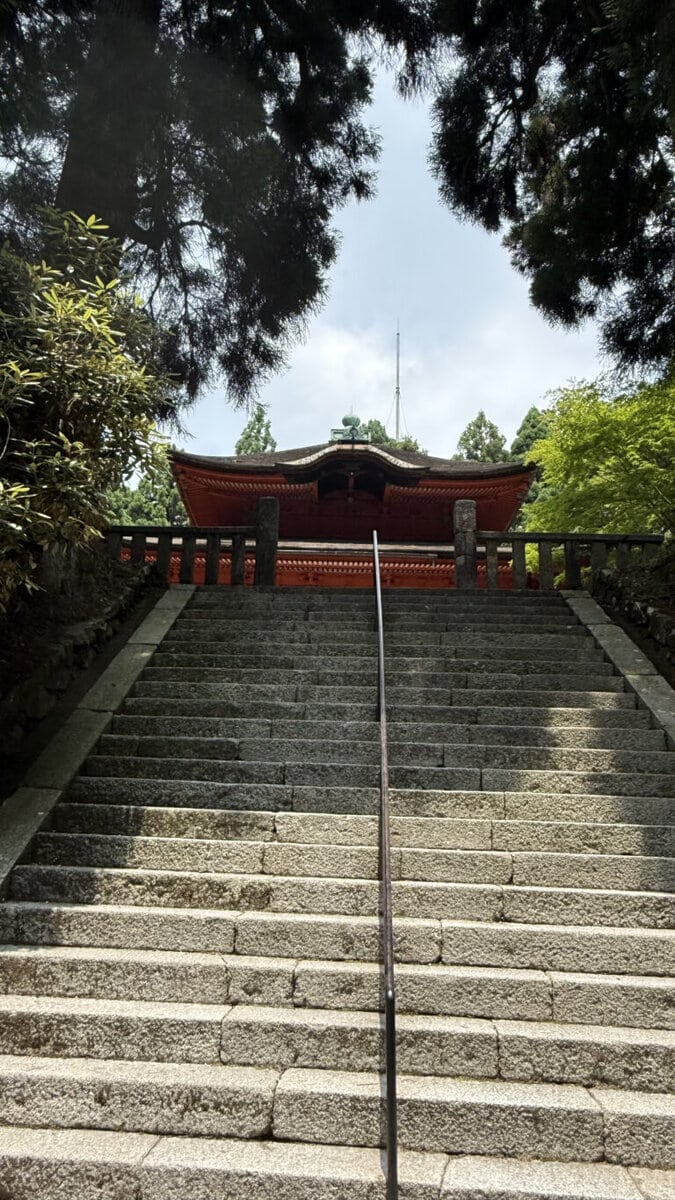 大講堂から階段を下り、メインの総本道をめざします