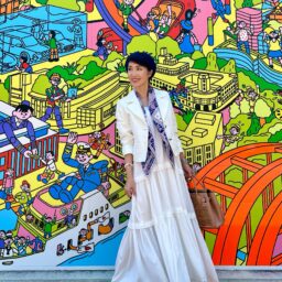 ベレー帽：BEAMS BOY ジャケット：SHIPS ティアードキャミワンピース：LOUNGEDRESS スカーフ：SHIPS バッグ：eb.a.gos パンプス：GALLARDAGALANTE