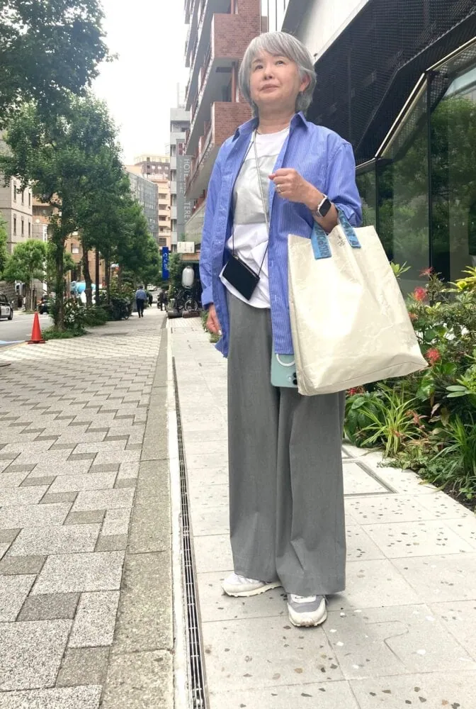 【第3位】【60代お手本スナップ】暑い夏に爽やかな着こなしをするには？きれい色の「ユニクロ」のオーバーサイズシャツを品よく着こなすコーデに注目！