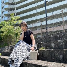 スカート／セレクトショップ Tシャツ、サンダル／GU 帽子／AMERI VINTAGE バッグ／Cheerful