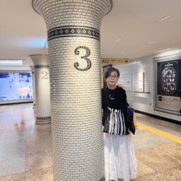 銀座線の改札から松屋銀座に向かう途中の柱