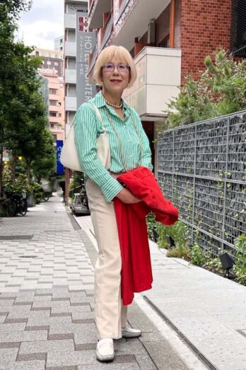 【60代お手本コーデ】夏は爽やかカラーのオーバーサイズシャツであか抜ける！補色をあえて合わせた上級者おしゃれに注目！