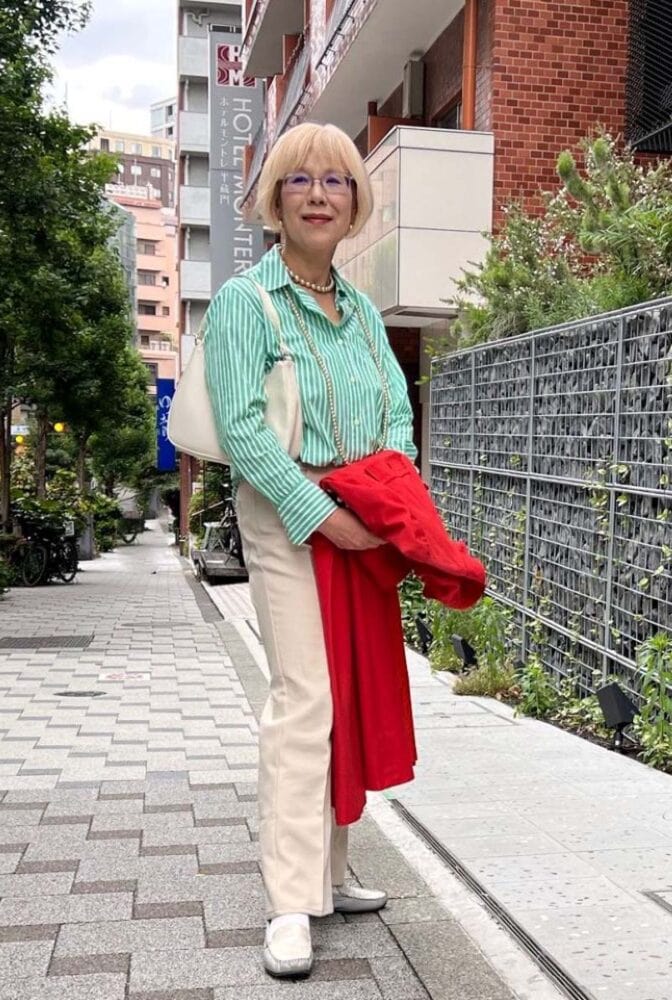 【60代お手本コーデ】夏は爽やかカラーのオーバーサイズシャツであか抜ける！補色をあえて合わせた上級者おしゃれに注目！