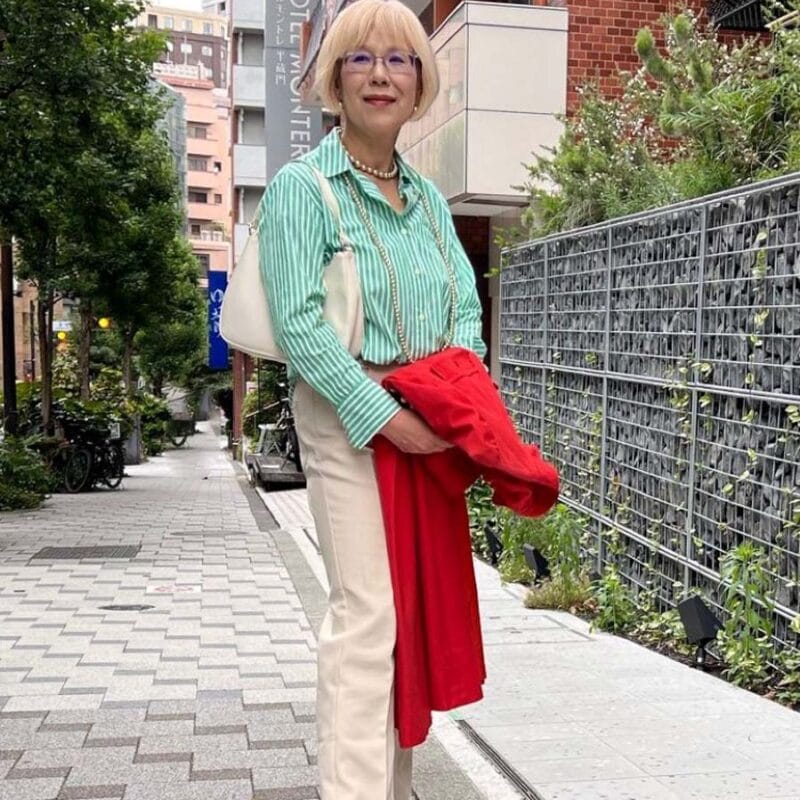【60代お手本コーデ】夏は爽やかカラーのオーバーサイズシャツであか抜ける！補色をあえて合わせた上級者おしゃれに注目！