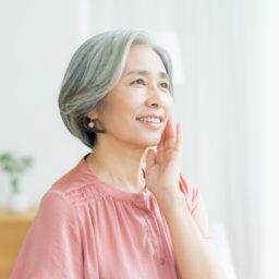 グレーヘアの女性