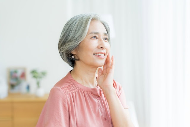 グレーヘアの女性