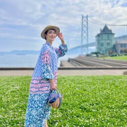ハット：BEAMS BOY ワンピース：VIOLETTE ROOM バッグ：eb.a.gos シューズ：SHIPS