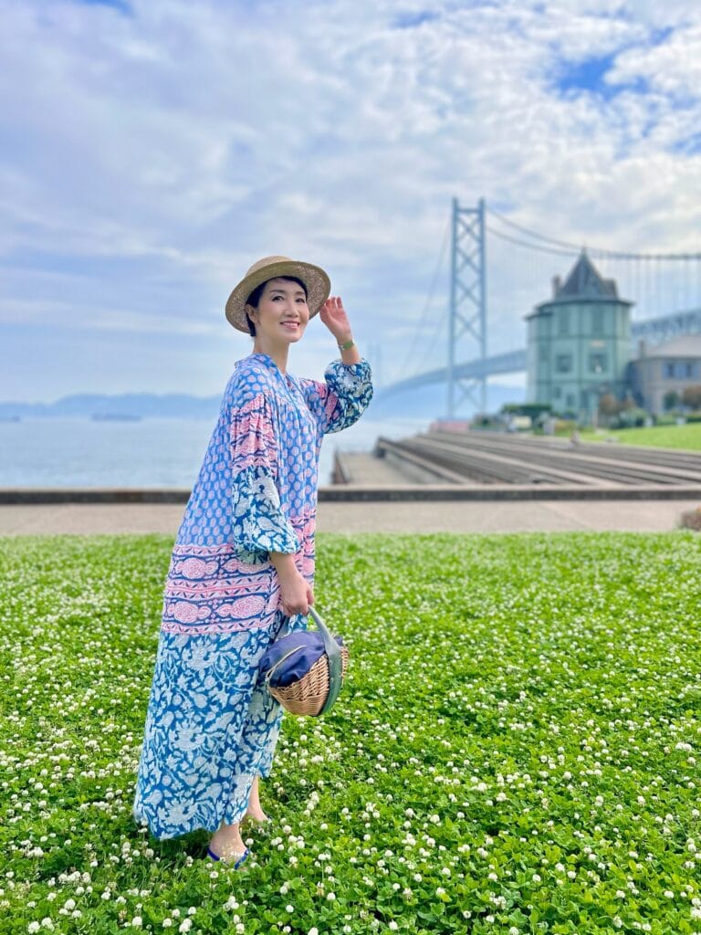 ハット：BEAMS BOY ワンピース：VIOLETTE ROOM バッグ：eb.a.gos シューズ：SHIPS