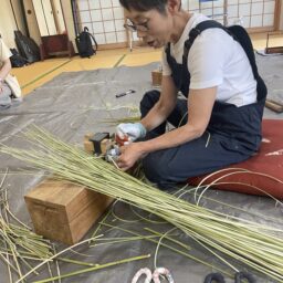 すず竹細工職人・柴田恵さんの手仕事