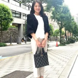 【第6位】【60代お手本スナップ】夏のホワイトコーデを大人っぽく着こなすには？黒をポイントに使った上品なスタイリングに注目！