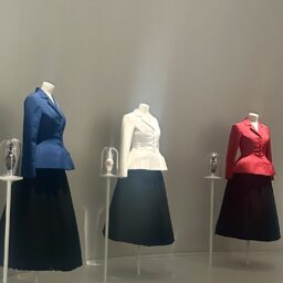 Christian Diorのドレス展示