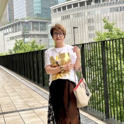 Tシャツ／ZARA パンツ／ETRE TOKYO ラップスカート／PROVOKE サンダル／NIKI バッグ／FENDI