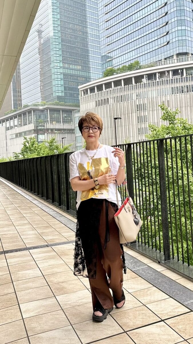 Tシャツ／ZARA パンツ／ETRE TOKYO ラップスカート／PROVOKE サンダル／NIKI バッグ／FENDI