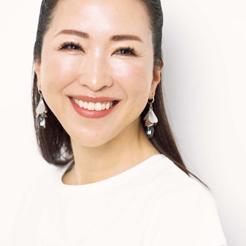 【60代リップ悩み】脱・マンネリ！「濃い色は派手になるけれどいつもなじみ色ではつまらない」という人はどうしたらいい？ツヤマットにするだけで驚くほどこなれ感が！