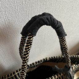 カゴバッグの持ち手に布を縫い付け