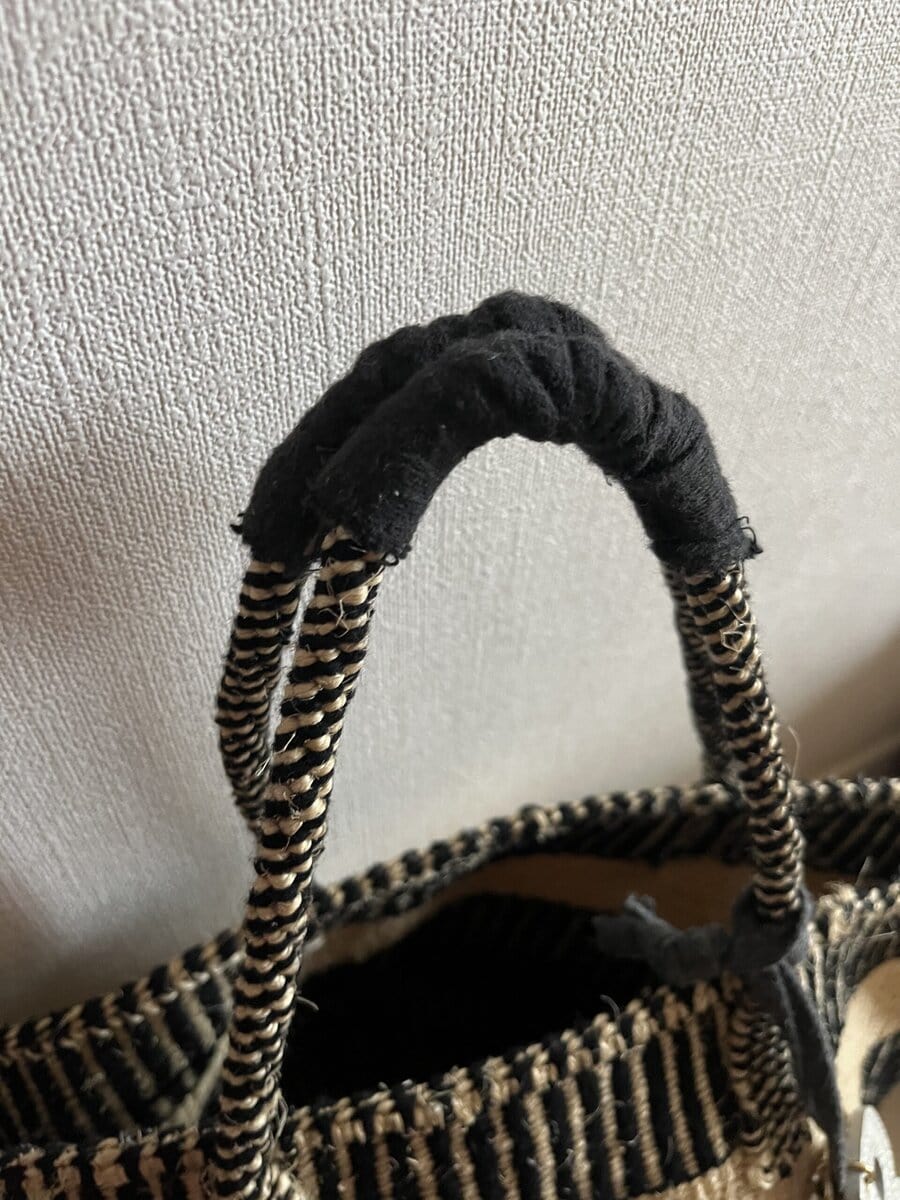 カゴバッグの持ち手に布を縫い付け