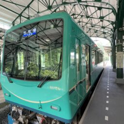 叡山電鉄：鮮やかのグリーンの車両八瀬比叡山口駅