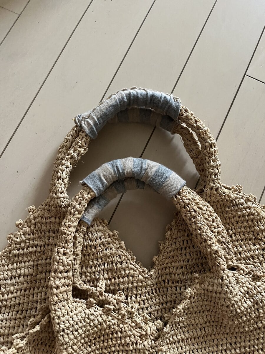 カゴバッグの持ち手に布を縫い付け