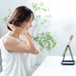 ヘアセットする女性