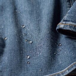 愛用しているスタッフ曰く、「何度か洗濯をしましたが、撥水加工が薄れたり生地のヨレはいまのところ感じません」。