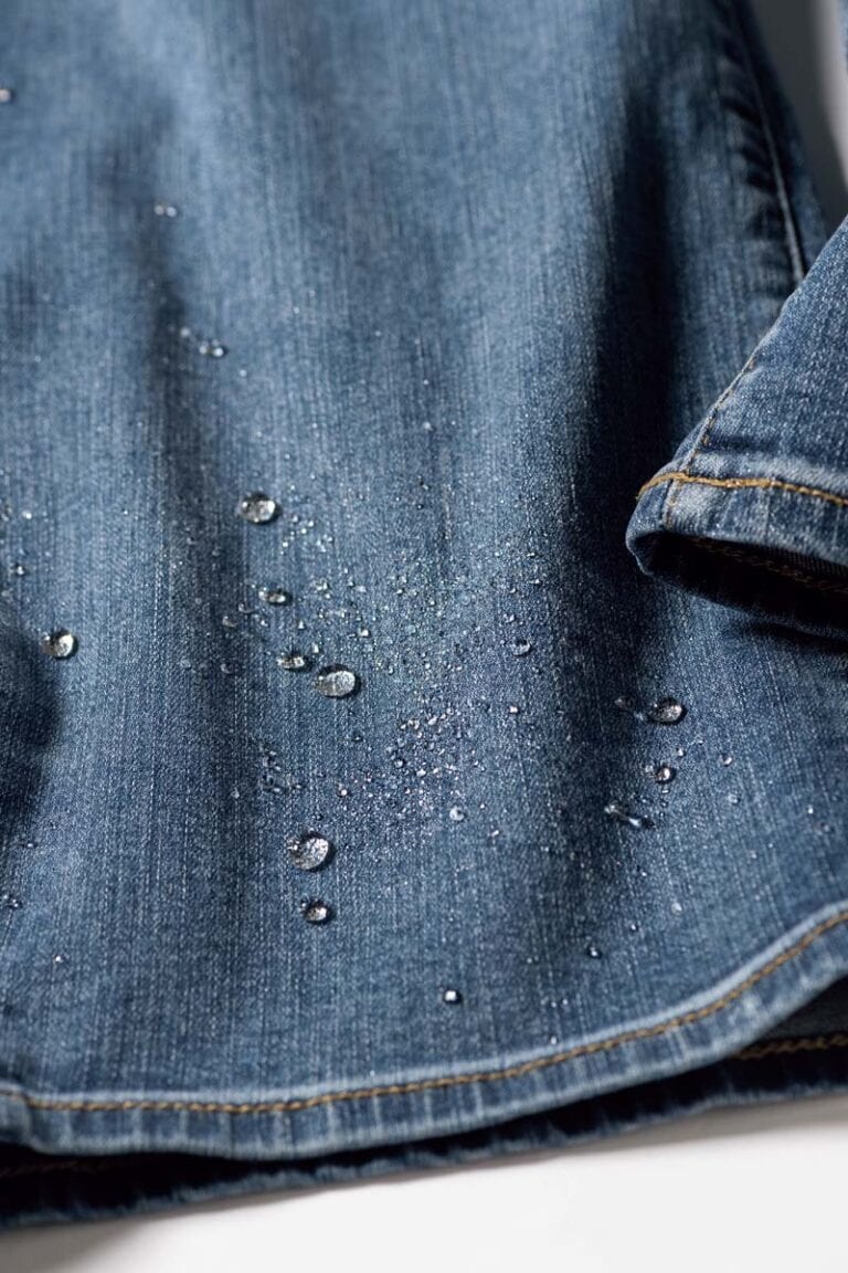 愛用しているスタッフ曰く、「何度か洗濯をしましたが、撥水加工が薄れたり生地のヨレはいまのところ感じません」。