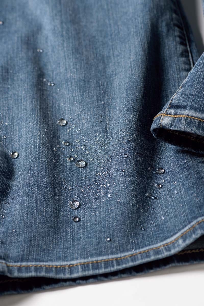 愛用しているスタッフ曰く、「何度か洗濯をしましたが、撥水加工が薄れたり生地のヨレはいまのところ感じません」。