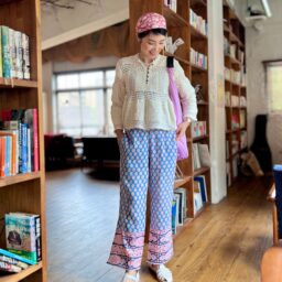 スカーフ・ニットトップス・バッグ：SHIPS パンツ：VIOLETTE ROOM ネックレス：『素敵なあの人』付録 グルカサンダル：FAEDA