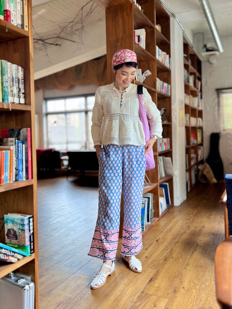 スカーフ・ニットトップス・バッグ：SHIPS パンツ：VIOLETTE ROOM ネックレス：『素敵なあの人』付録 グルカサンダル：FAEDA