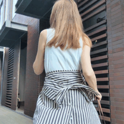 シャツ／ZARA ワンピース／JOINT WORKS サンダル／LE TALON カゴバッグ／ZARA