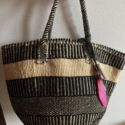 モノトーンのザイザルバッグ